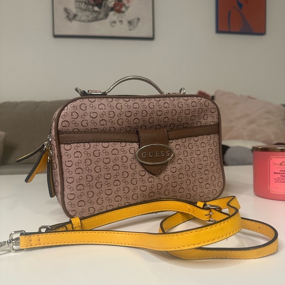 Guess Bag - Picture 3 of 8